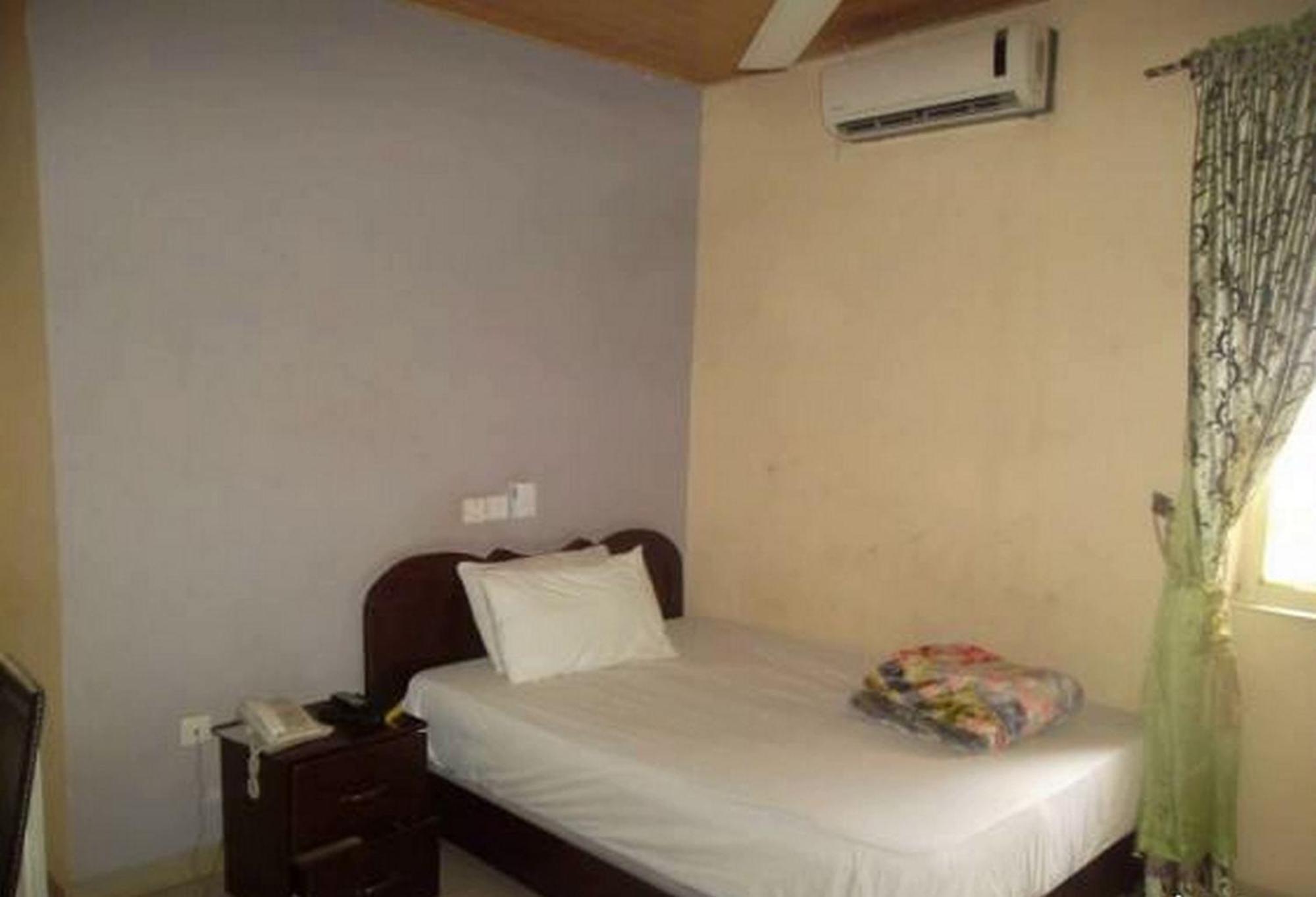 Room In Lodge - Clen-Phil Hotels And Suite Port Harcourt Exterior foto